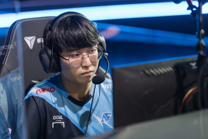 他的父母并 他的父母并